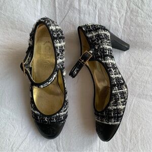 Vintage Chanel Tweed CC Logo Mary Jane Strap Round Toe Heels Pumps Black White
